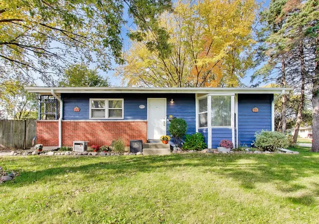 Photo 1 of Single family home for sale at 2615 Forest Glen Pkwy, Woodridge, IL 60517 | MLS# 12789865 | Listing updated on 2026-10-29