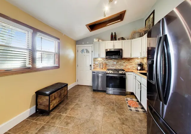 Photo 4 of Single family home for sale at 2615 Forest Glen Pkwy, Woodridge, IL 60517 | MLS# 12789865 | Listing updated on 2026-10-29