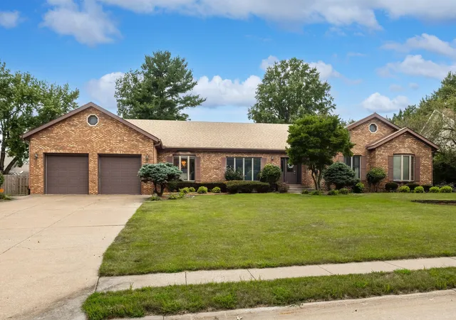 Photo 1 of Single family home for sale at 9 Vale Ct, Moline, IL 61265 | MLS# 12789886 | Listing updated on 2026-10-23