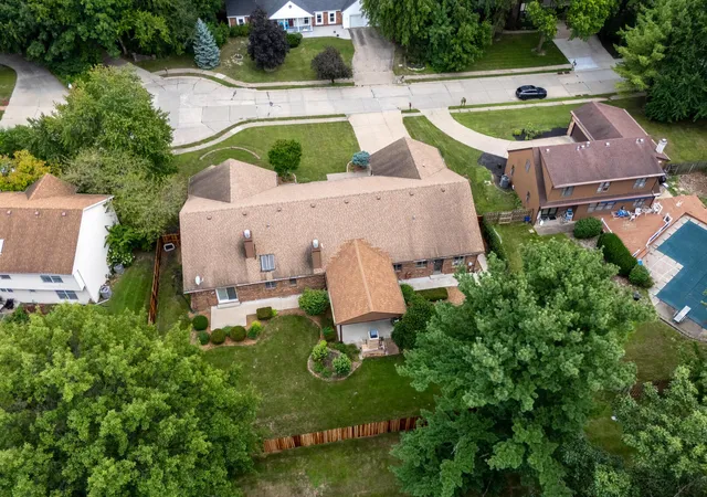 Photo 2 of Single family home for sale at 9 Vale Ct, Moline, IL 61265 | MLS# 12789886 | Listing updated on 2026-10-23