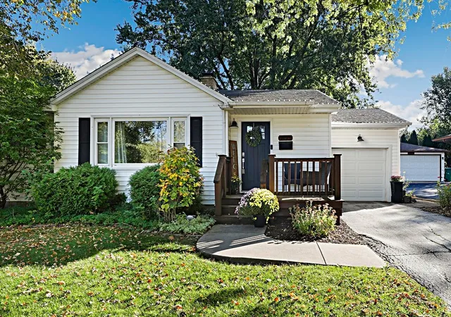 Single family home for sale at 800 Read St, Lockport, IL 60441 | MLS# 12789887