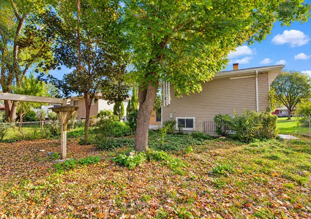Photo 2 of Single family home for sale at 984 Cuyahoga Dr, Bartlett, IL 60103 | MLS# 12789918 | Listing updated on 2026-10-21