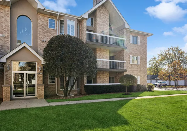 Listing Photo 2 - Condo for sale in building located at 7799 Bristol Park Dr, Tinley Park, IL 60477 - Unit #2SW
