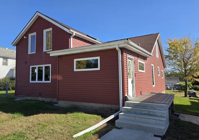Single family home for sale at 2707 Roosevelt St, Clinton, IA 52732 | MLS# 12789928