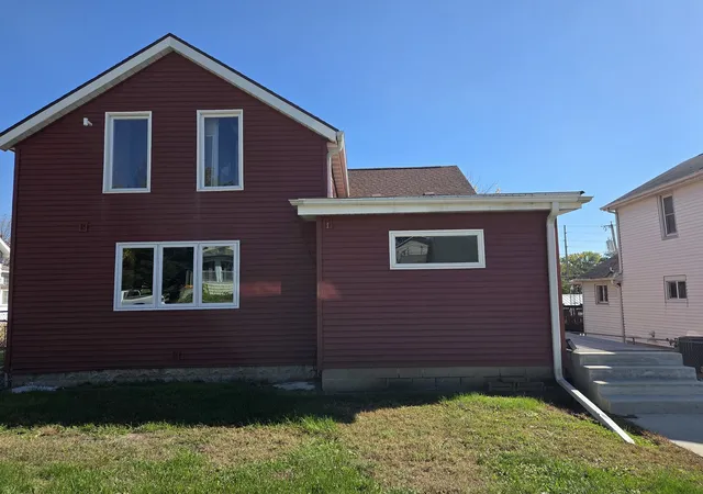 Photo 1 of Single family home for sale at 2707 Roosevelt St, Clinton, IA 52732 | MLS# 12789928 | Listing updated on 2026-10-24