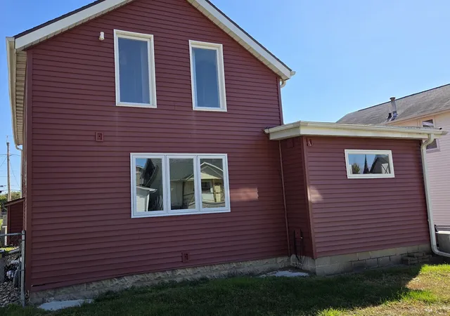 Photo 2 of Single family home for sale at 2707 Roosevelt St, Clinton, IA 52732 | MLS# 12789928 | Listing updated on 2026-10-24