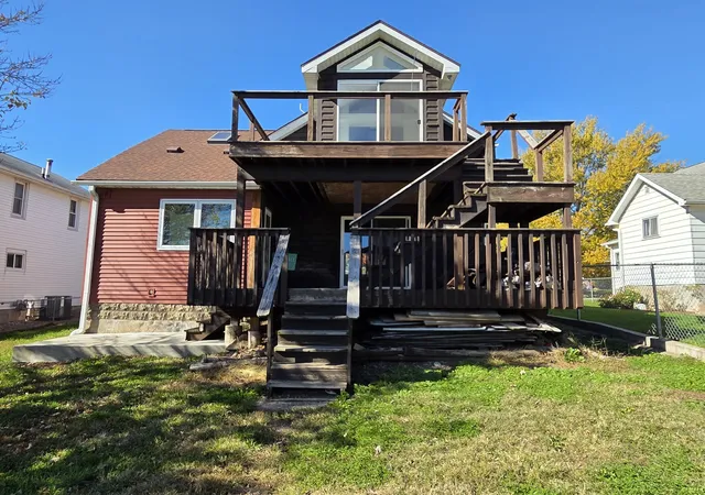 Photo 3 of Single family home for sale at 2707 Roosevelt St, Clinton, IA 52732 | MLS# 12789928 | Listing updated on 2026-10-24