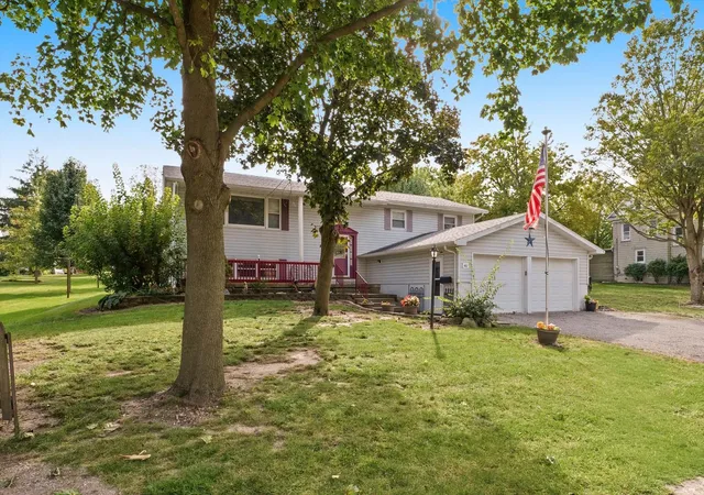 Photo 2 of Single family home for sale at 411 E Beech St, Chatsworth, IL 60921 | MLS# 12789930 | Listing updated on 2026-10-29