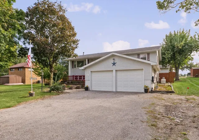Photo 3 of Single family home for sale at 411 E Beech St, Chatsworth, IL 60921 | MLS# 12789930 | Listing updated on 2026-10-29