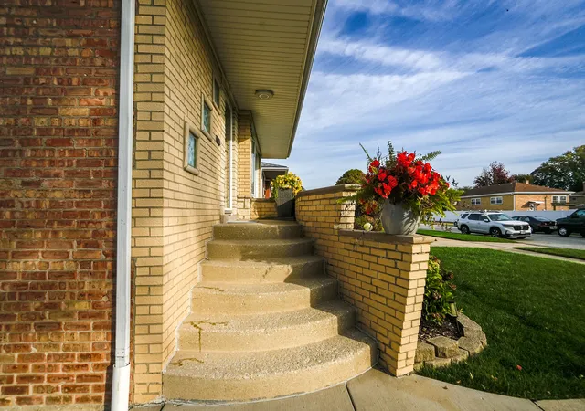 Photo 2 of Single family home for sale at 7932 Melvina Ave, Burbank, IL 60459 | MLS# 12789932 | Listing updated on 2026-10-28