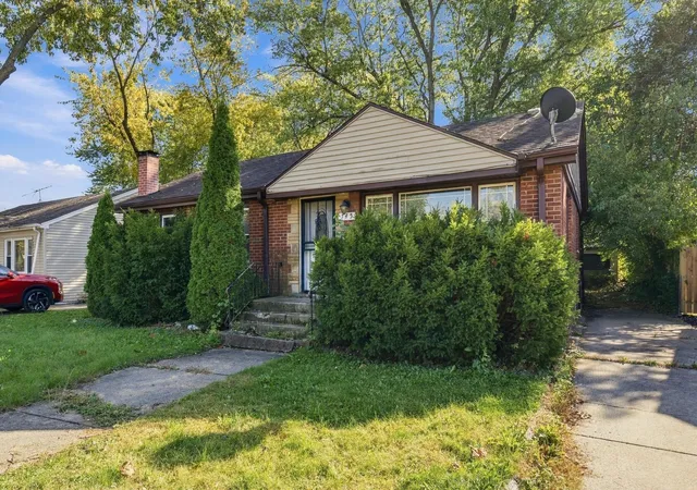 Photo 4 of Single family home for sale at 745 E 155th Place, South Holland, IL 60473 | MLS# 12789973 | Listing updated on 2026-10-28