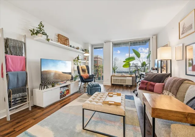 Photo 4 of Condo for sale at 450 W Briar Pl #11K, Chicago, IL 60657 | MLS# 12789990 | Listing updated on 2026-10-22