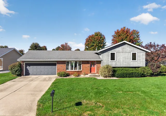 Single family home for sale at 836 Thornberry Dr, Ottawa, IL 61350 | MLS# 12789996