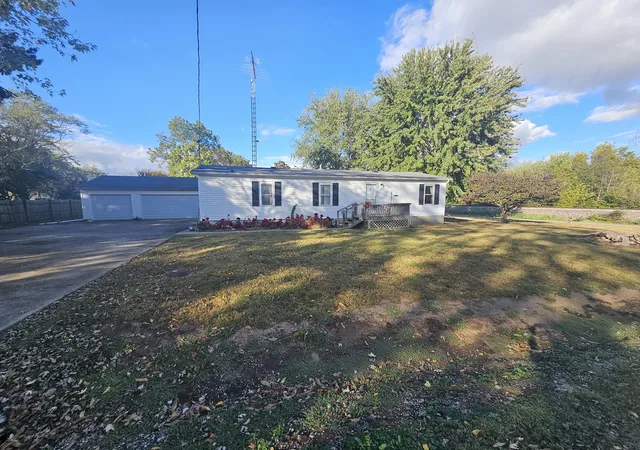 Photo 4 of Single family home for sale at 130 W 5th Street, Bonnie, IL 62816 | MLS# 12790025 | Listing updated on 2026-10-22