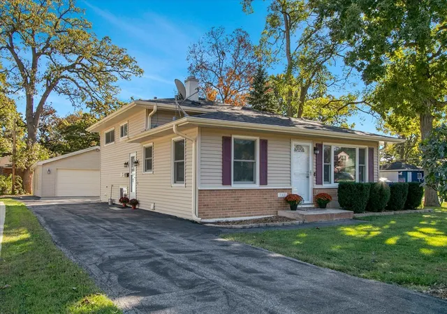 Photo 3 of Single family home for sale at 745 Geddes Ave, Winthrop Harbor, IL 60096 | MLS# 12790028 | Listing updated on 2026-10-22