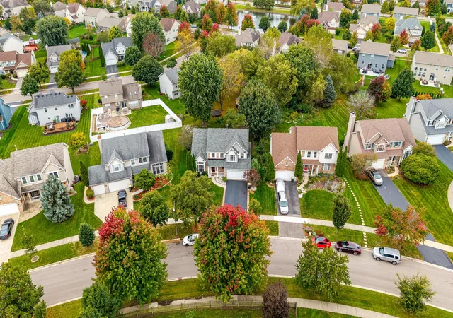 Photo 3 of Single family home for sale at 74 White Oak Dr, North Aurora, IL 60542 | MLS# 12790042 | Listing updated on 2026-10-22