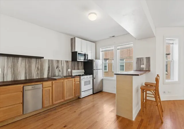Listing Photo 4 - Condo for sale in building located at 6317 N Artesian Ave, Chicago, IL 60659 - Unit #3W