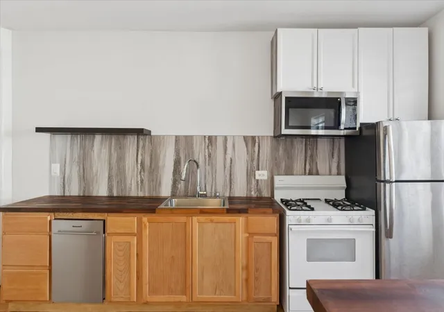 Listing Photo 5 - Condo for sale in building located at 6317 N Artesian Ave, Chicago, IL 60659 - Unit #3W