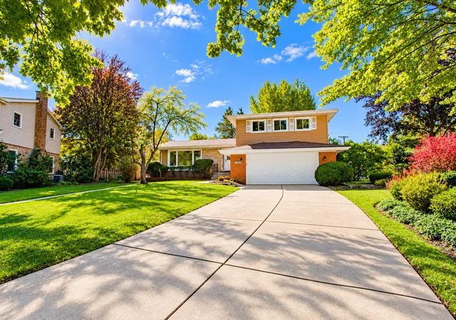 Single family home for sale at 1305 W Mulberry Ln, Arlington Heights, IL 60005 | MLS# 12790081