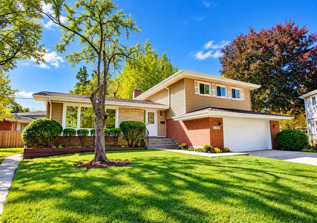 Photo 1 of Single family home for sale at 1305 W Mulberry Ln, Arlington Heights, IL 60005 | MLS# 12790081 | Listing updated on 2026-10-29