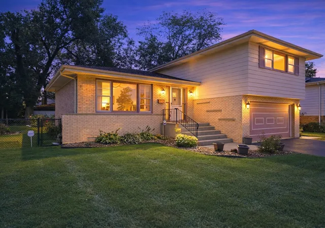 Photo 1 of Single family home for sale at 737 E 170th Place, South Holland, IL 60473 | MLS# 12790095 | Listing updated on 2026-10-20