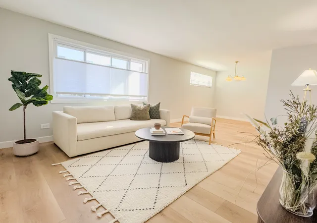 Photo 2 of Condo for sale at 915 Graceland Ave #1C, Des Plaines, IL 60016 | MLS# 12790100 | Listing updated on 2026-10-22
