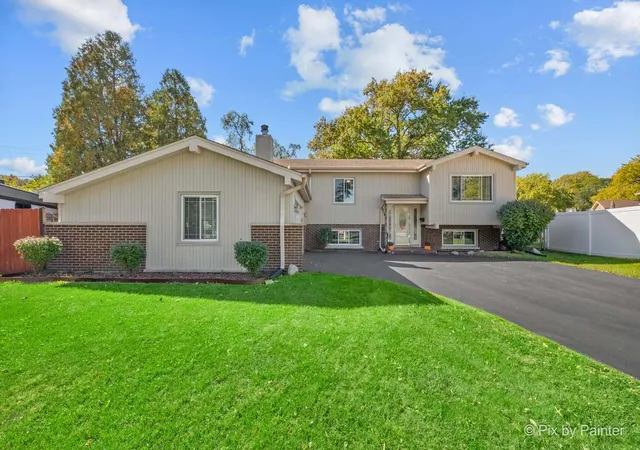 Photo 2 of Single family home for sale at 418 N Regal Ct, Addison, IL 60101 | MLS# 12790140 | Listing updated on 2026-10-28