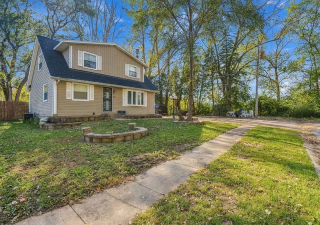 Photo 2 of Single family home for sale at 1010 83rd Avenue W, Rock Island, IL 61201 | MLS# 12790181 | Listing updated on 2026-10-21