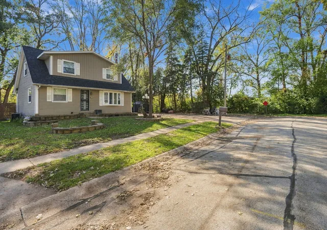 Photo 3 of Single family home for sale at 1010 83rd Avenue W, Rock Island, IL 61201 | MLS# 12790181 | Listing updated on 2026-10-21