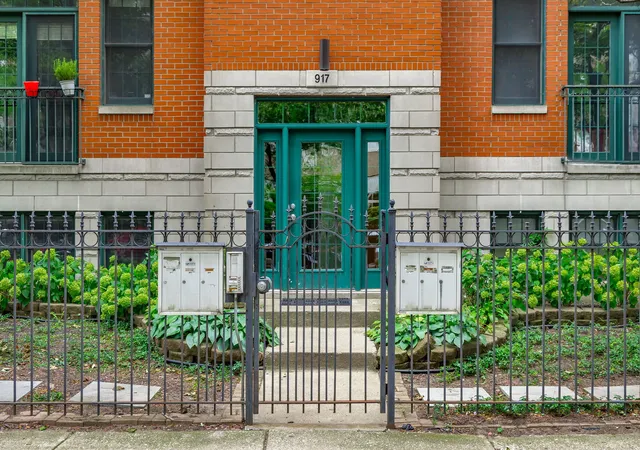 Photo 2 of Condo for sale at 917 W Lakeside Pl #3W, Chicago, IL 60640 | MLS# 12790183 | Listing updated on 2026-10-20
