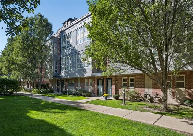 Photo 3 of Townhouse for sale at 2321 S Wabash Ave #4, Chicago, IL 60616 | MLS# 12790226 | Listing updated on 2026-10-22