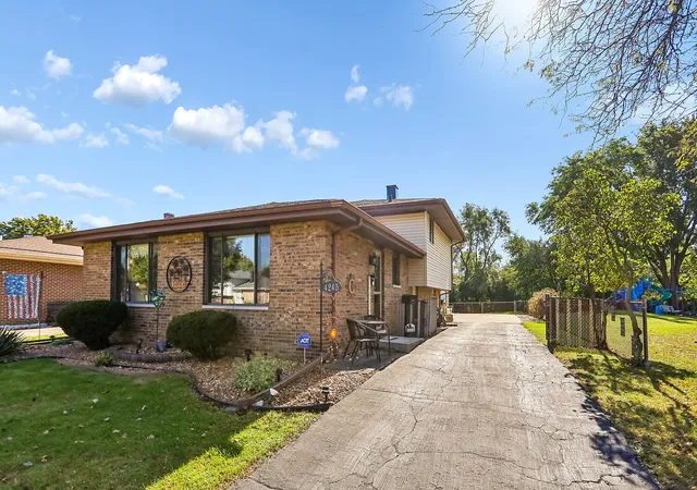 Photo 1 of Single family home for sale at 4245 W Termunde Dr, Alsip, IL 60803 | MLS# 12790250 | Listing updated on 2026-10-22