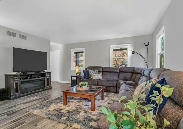 Photo 4 of Single family home for sale at 4829 Eastwood Ct, Waukegan, IL 60087 | MLS# 12790267 | Listing updated on 2026-10-29