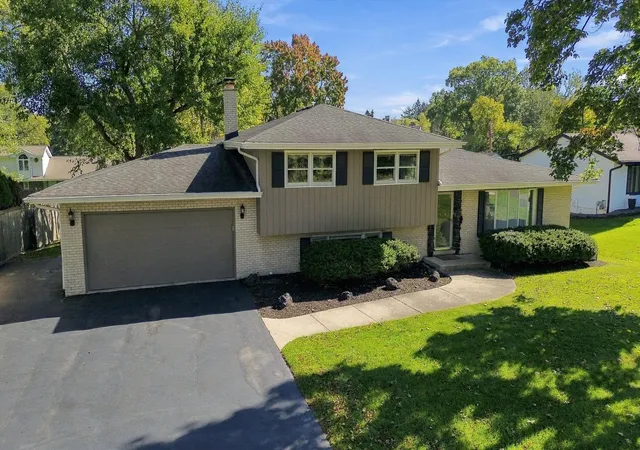 Photo 2 of Single family home for sale at 14107 S Parker Rd, Homer Glen, IL 60491 | MLS# 12790330 | Listing updated on 2026-10-29