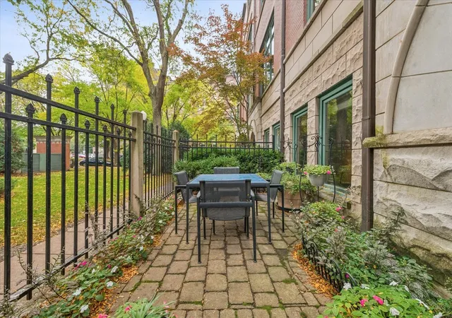 Photo 2 of Townhouse for sale at 1478 S Prairie Ave #D, Chicago, IL 60605 | MLS# 12790338 | Listing updated on 2026-10-23