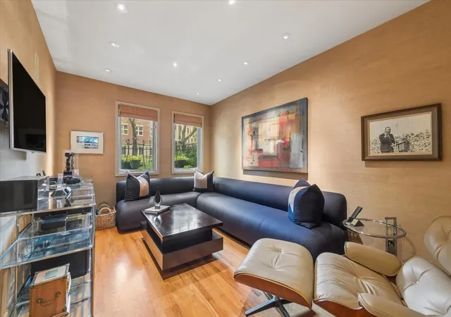 Photo 3 of Townhouse for sale at 1478 S Prairie Ave #D, Chicago, IL 60605 | MLS# 12790338 | Listing updated on 2026-10-23
