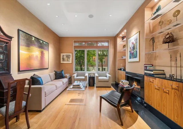 Photo 4 of Townhouse for sale at 1478 S Prairie Ave #D, Chicago, IL 60605 | MLS# 12790338 | Listing updated on 2026-10-23