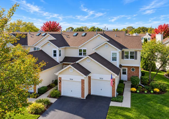 Townhouse for sale at 7834 Darien Lake Dr, Darien, IL 60561 | MLS# 12790344