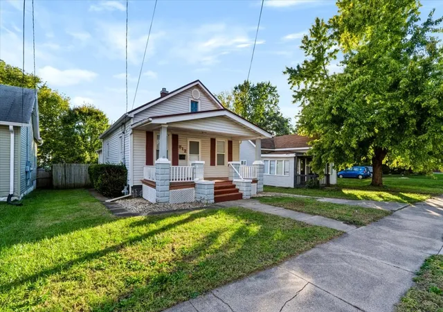 Photo 3 of Single family home for sale at 812 W Olive St, Bloomington, IL 61701 | MLS# 12790358 | Listing updated on 2026-10-27