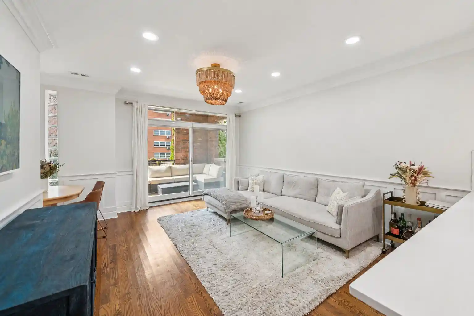 Listing Photo 2 - Condo for sale in 1450 W Chestnut St located at 1450 W Chestnut St, Chicago, IL 60622 - Unit 1450 W Chestnut St