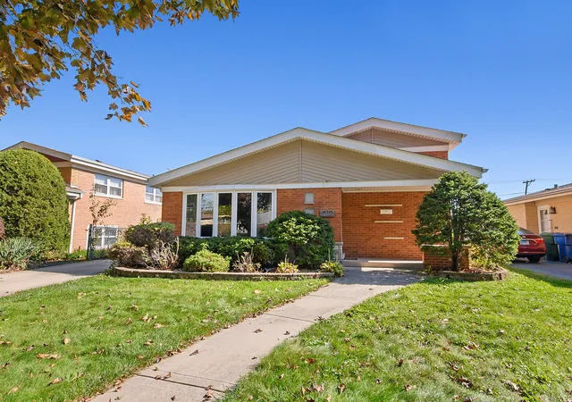 Single family home for sale at 10715 Lavergne Ave, Oak Lawn, IL 60453 | MLS# 12790400