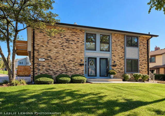 Listing Photo 1 - Condo for sale in building located at 8329 Portsmouth Dr, Darien, IL 60561 - Unit #C