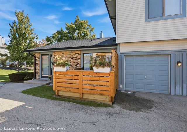 Listing Photo 2 - Condo for sale in building located at 8329 Portsmouth Dr, Darien, IL 60561 - Unit #C