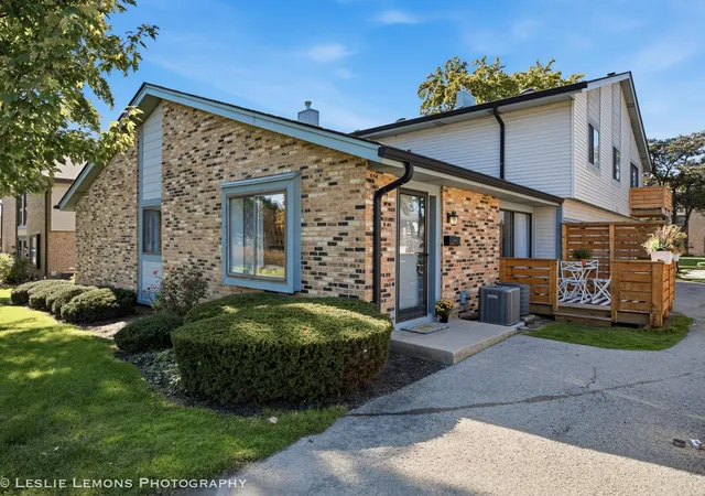 Listing Photo 3 - Condo for sale in building located at 8329 Portsmouth Dr, Darien, IL 60561 - Unit #C