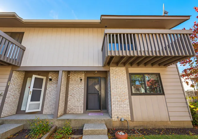 Photo 1 of Townhouse for sale at 826 Hughes Pl, Vernon Hills, IL 60061 | MLS# 12790453 | Listing updated on 2026-10-22