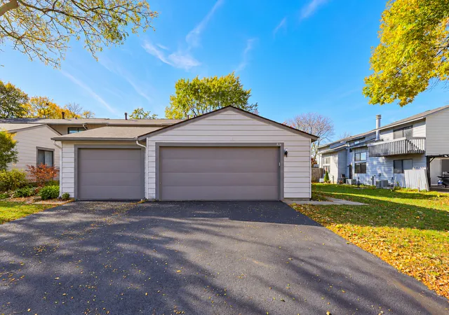 Photo 3 of Townhouse for sale at 826 Hughes Pl, Vernon Hills, IL 60061 | MLS# 12790453 | Listing updated on 2026-10-22