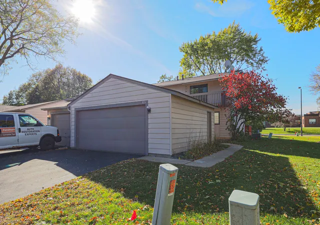 Photo 3 of Townhouse for sale at 826 Hughes Pl, Vernon Hills, IL 60061 | MLS# 12790453 | Listing updated on 2026-10-22