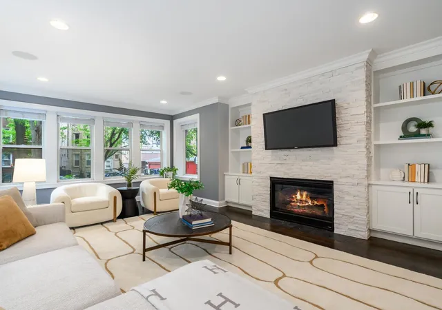 Listing Photo 2 - Condo for sale in building located at 1740 W Catalpa Ave, Chicago, IL 60640 - Unit #1E
