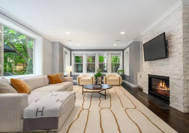 Listing Photo 1 - Condo for sale in building located at 1740 W Catalpa Ave, Chicago, IL 60640 - Unit #1E
