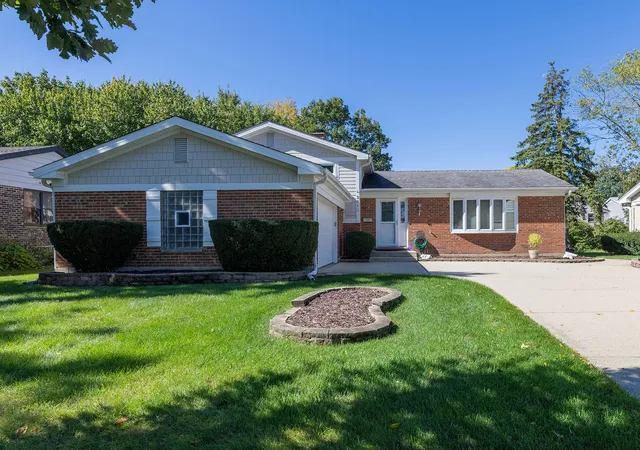 Photo 1 of Single family home for sale at 2612 N Waterman Ave, Arlington Heights, IL 60004 | MLS# 12790524 | Listing updated on 2026-10-22